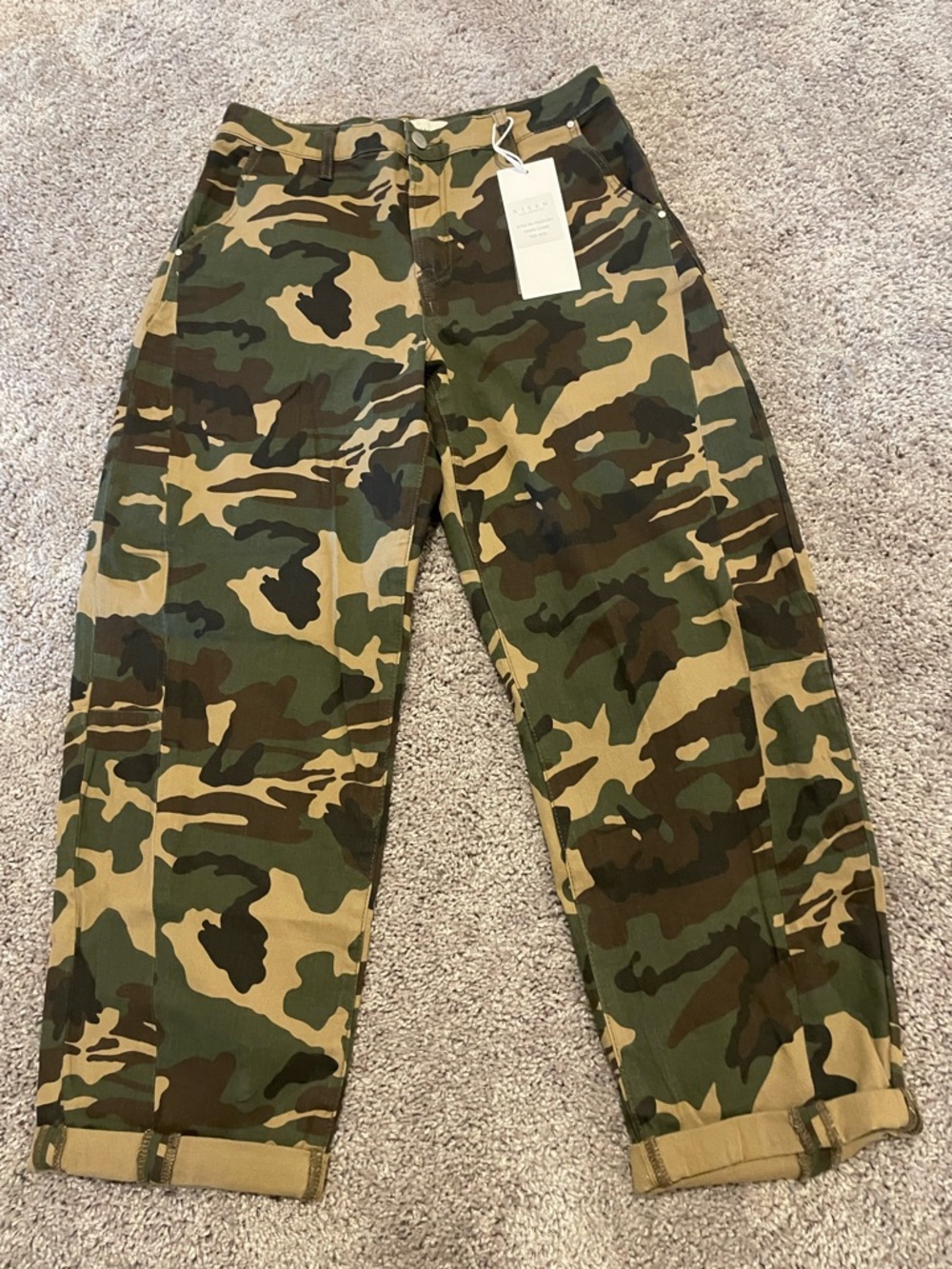Women’s Risen Los Angeles NWT Camo rolled up barrel pants!! Size 9/29
